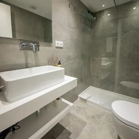Designer In One Of Lisbon's Trendiest Quarters Лиссабон