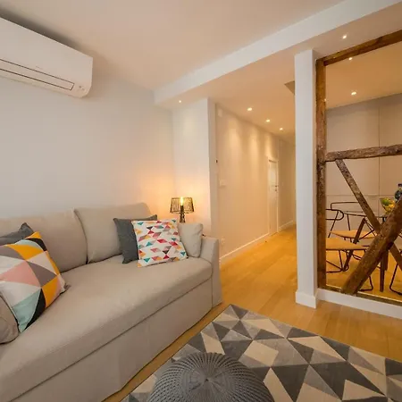 Designer In One Of Lisbon's Trendiest Quarters Apartment *
