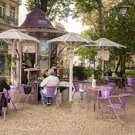 Designer In One Of Lisbon's Trendiest Quarters アパート