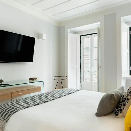 Designer In One Of Lisbon's Trendiest Quarters Apartment *