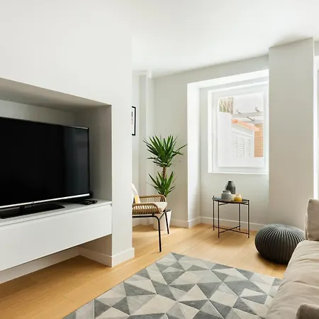Designer In One Of Lisbon's Trendiest Quarters Лиссабон