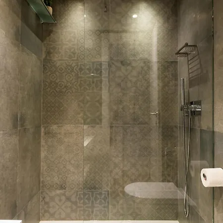 Designer In One Of Lisbon's Trendiest Quarters Apartment *