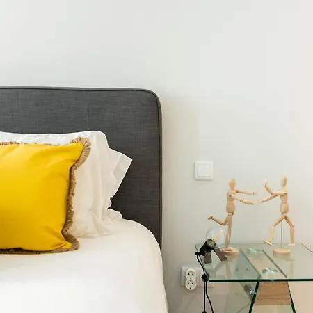 Designer In One Of Lisbon's Trendiest Quarters דירה